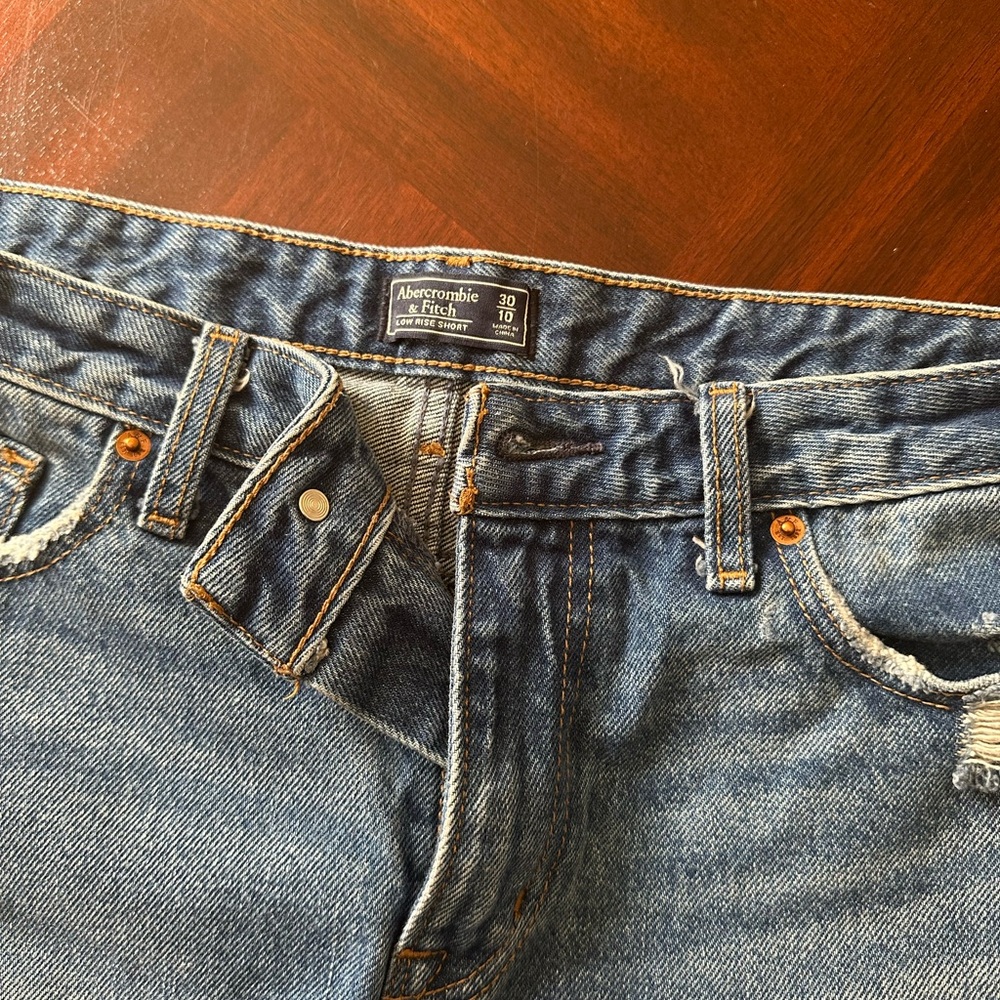 Abercrombie & Fitch Low Rise Distressed Denim Women's Curvy Shorts Size 30/10 - Picture 10 of 11